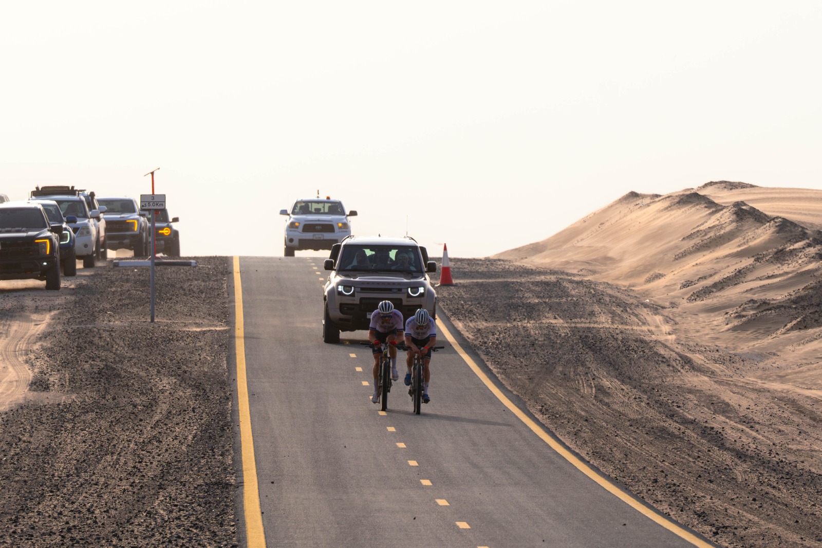 محمد بن راشد يشهد السباق الصحراوي للدراجات للرجال (فيديو)